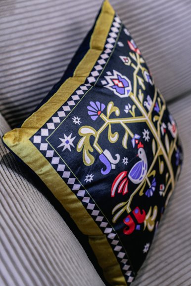 Cushion "Tree of Life" black: Photo