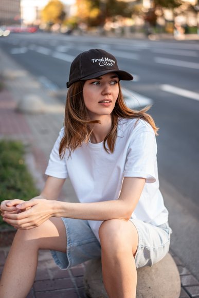 Кепка «Tired Moms Club» коричнева: Фото
