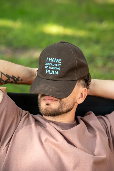 Кепка «I HAVE ABSOLUTELY NO FUCKING PLAN» коричнева: Фото