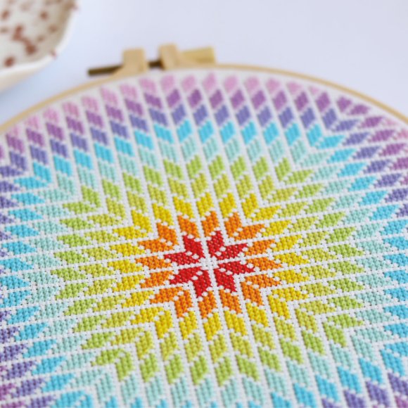 Набір для вишивання Ø190 мм ORNER x Diva Olivka «Райдужна квітка»: Фото