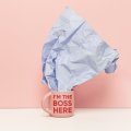 Чашка розовая «I am the boss here»: Фото 3