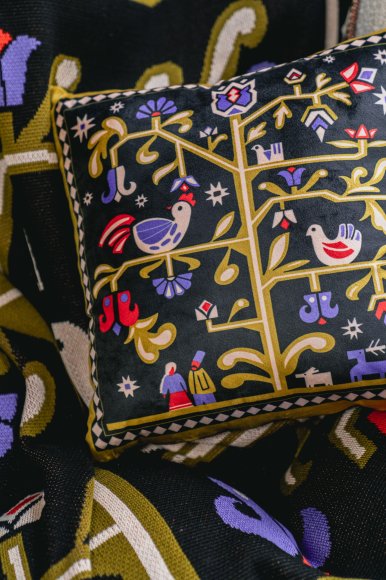 Cushion "Tree of Life" black: Photo