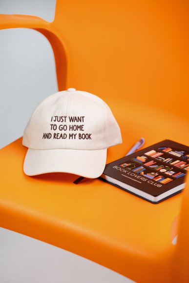 Кепка «I just want to go home and read my book» бежевая: Фото