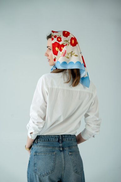 Scarf "House Among Flowers" red: Photo