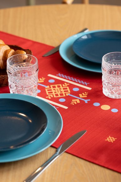 Runner "Embroidered Patterns" red: Photo