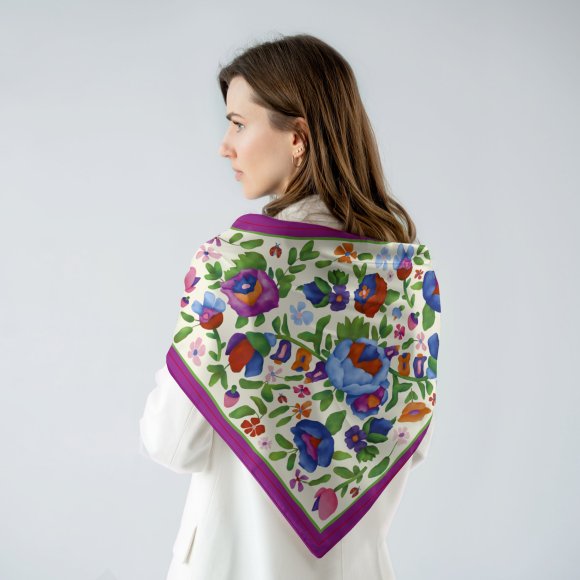 Хустка-косинка «Квіти» бежева: Фото