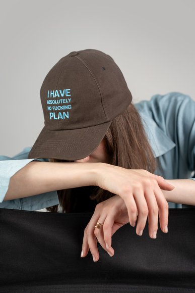 Кепка «I HAVE ABSOLUTELY NO FUCKING PLAN» коричневая: Фото