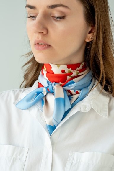 Scarf "House Among Flowers" red: Photo