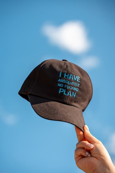 Кепка «I HAVE ABSOLUTELY NO FUCKING PLAN» коричнева: Фото