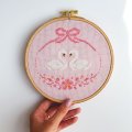 Набор для вышивания Ø160 мм ORNER x Diva Olivka «Лебеди любви» розовый: Фото - ORNER