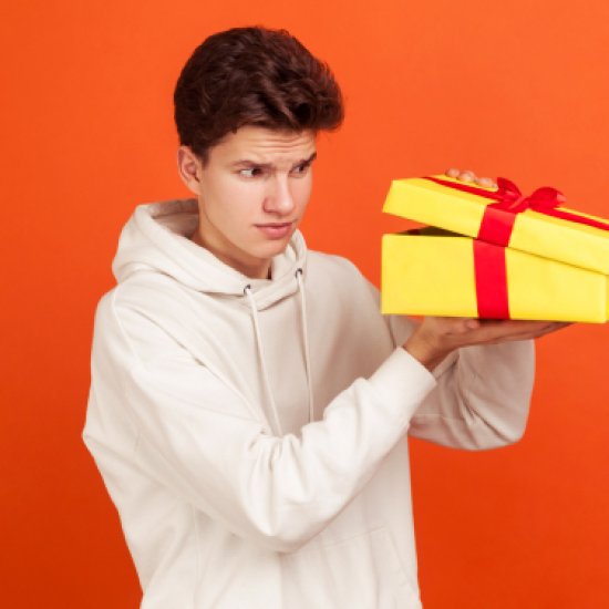 Что подарить брату: советы и готовые варианты: фото - ORNER