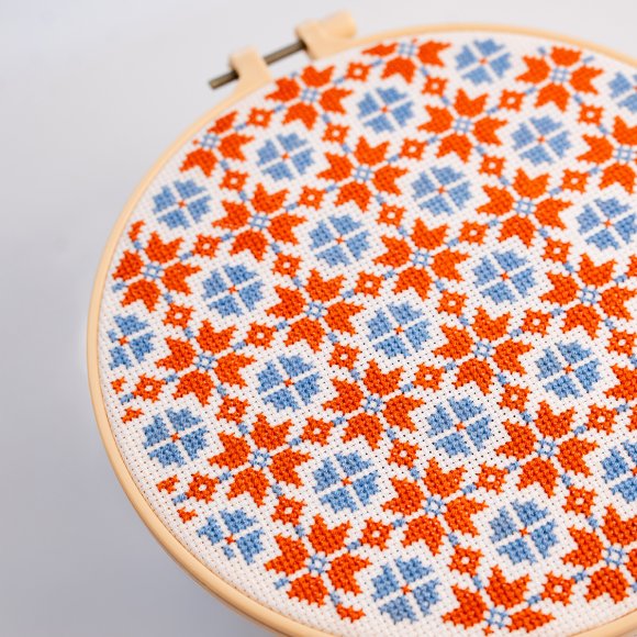 Embroidery kit Ø190 mm ORNER x Diva Olivka "Two-color ornament": Photo