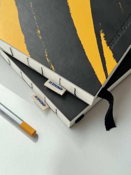 Скетчбук «Штрихи гуаши диагональные» желто-черный: Фото