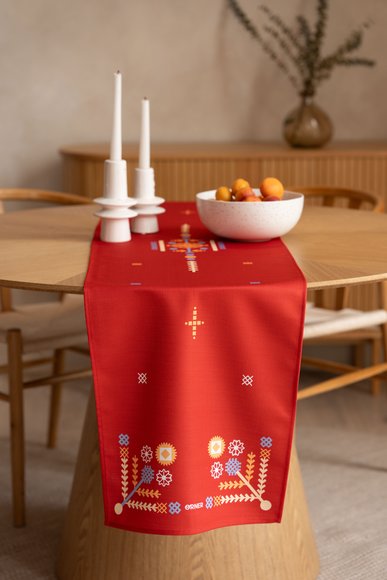 Runner "Embroidered Patterns" red: Photo