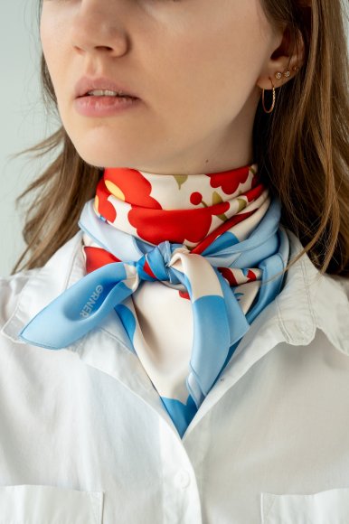 Scarf "House Among Flowers" red: Photo