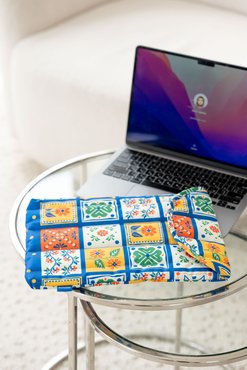 Вертикальний чохол для ноутбука «Квітучі кахлі» синій: Фото - ORNER