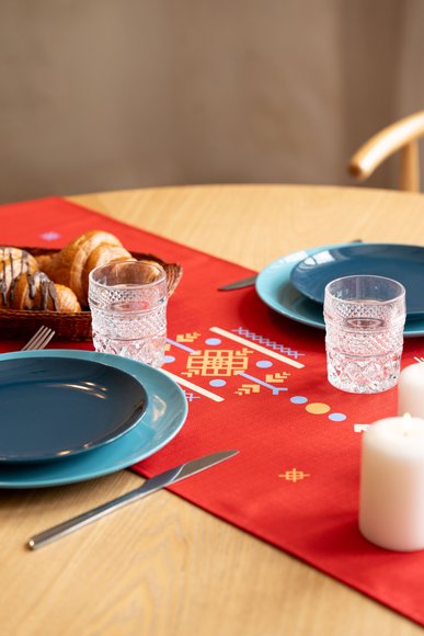 Runner "Embroidered Patterns" red: Photo