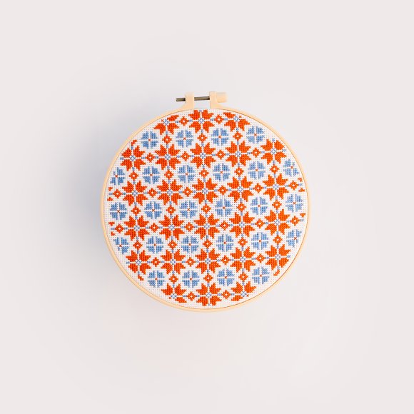 Embroidery kit Ø190 mm ORNER x Diva Olivka "Two-color ornament": Photo