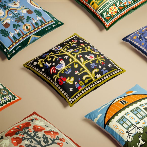 Подушка «Дерево життя» чорна: Фото