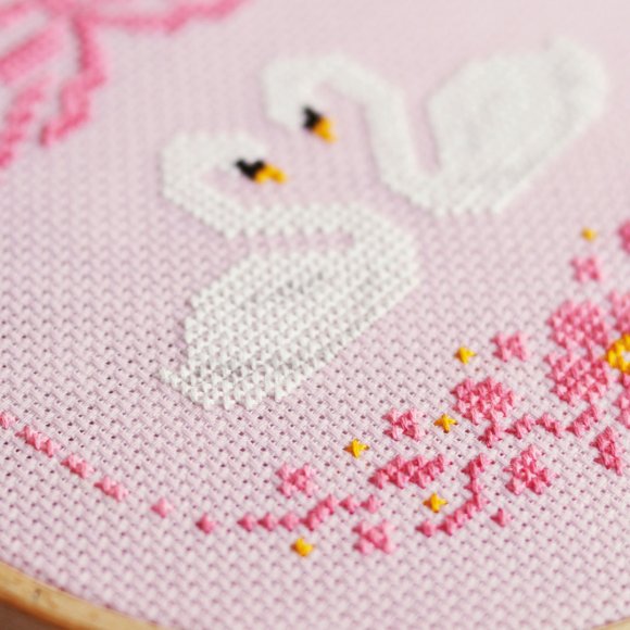 Набор для вышивания Ø160 мм ORNER x Diva Olivka «Лебеди любви» розовый: Фото