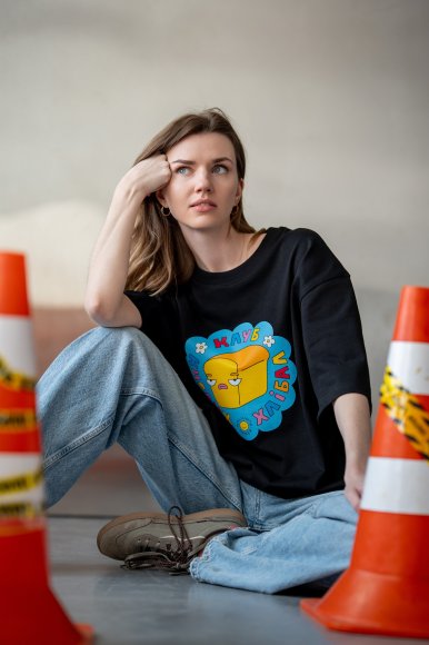 Футболка оверсайз ORNER х Maliunok «Клуб» черная: Фото