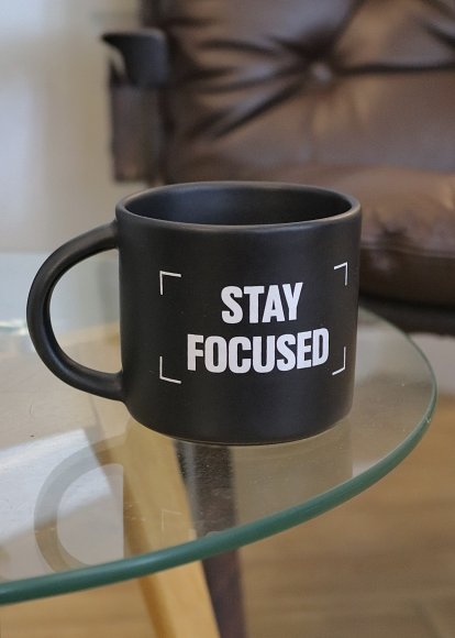 Чашка «Stay focused» черная: Фото