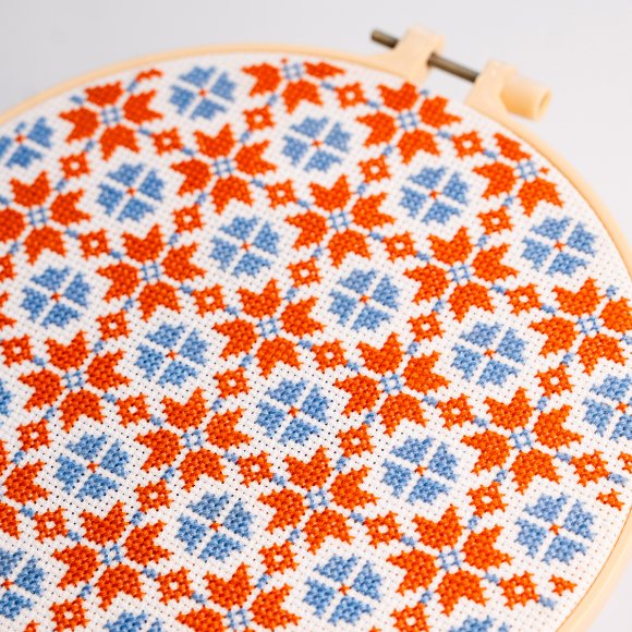 Embroidery kit Ø190 mm ORNER x Diva Olivka "Two-color ornament": Photo