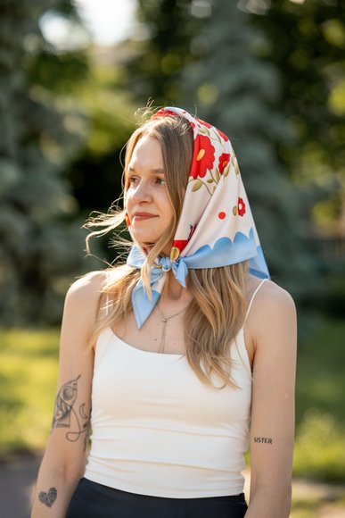 Хустка «Дім серед квітів» 70х70 см червона: Фото