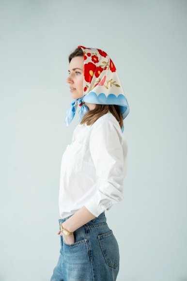 Scarf "House Among Flowers" red: Photo