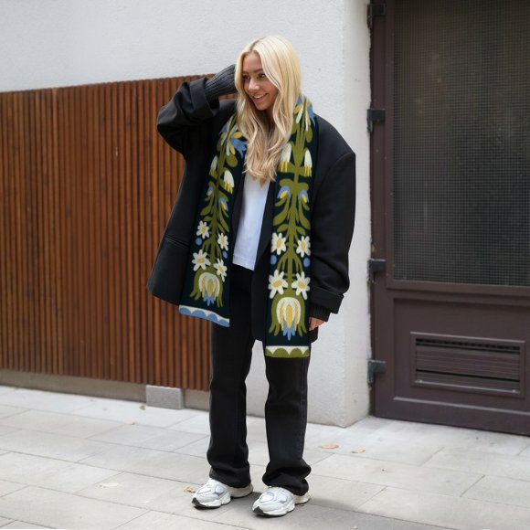 Scarf "Vytynanky" black: Photo