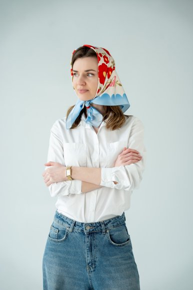 Scarf "House Among Flowers" red: Photo