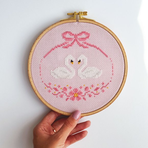 Набор для вышивания Ø160 мм ORNER x Diva Olivka «Лебеди любви» розовый: Фото