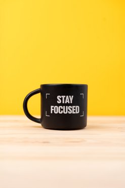 Чашка «Stay focused» черная: Фото - ORNER