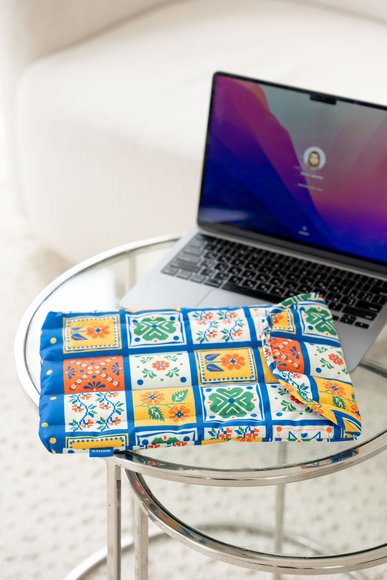 Vertical laptop case "Blooming tiles" blue: Photo