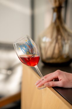 Бокал для вина «Как рукой сняло!»: Фото - ORNER