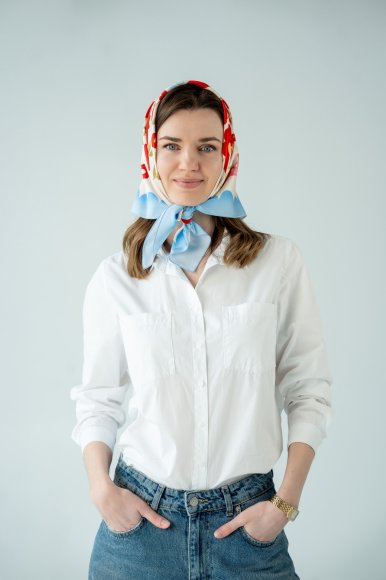 Scarf "House Among Flowers" red: Photo