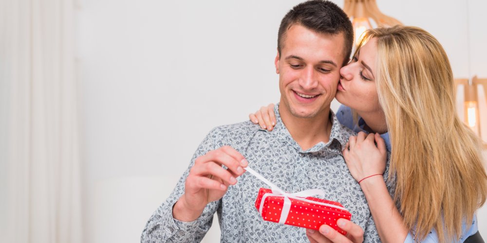 Что можно подарить парню просто так: идеи подарков без повода: Фото 1 - ORNER