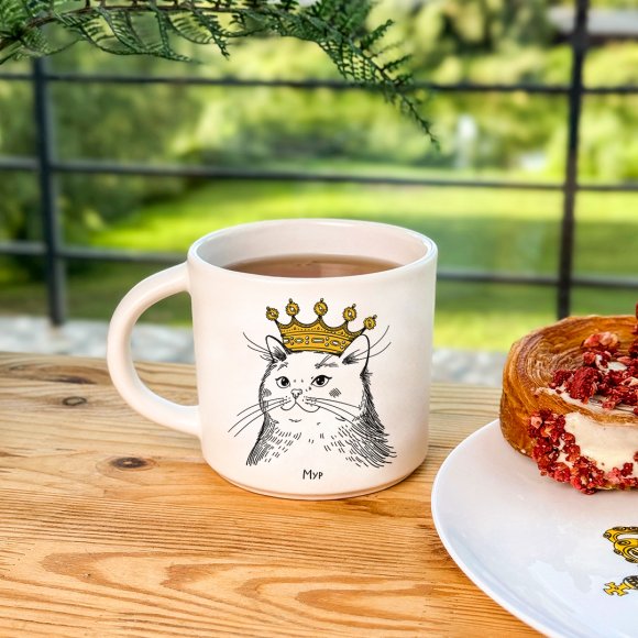 Cup Cat in a crown: Photo