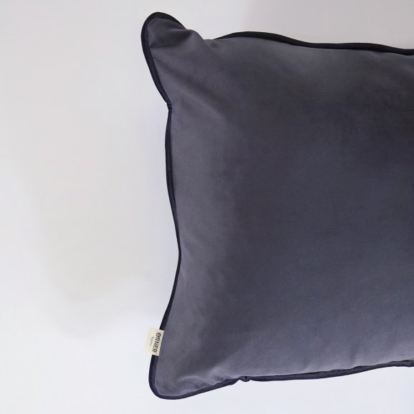 Подушка вельвет «Серая темная» 40х60 см: Фото
