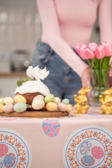 Скатерть «Пасхальный венок» розовая 130х170: Фото