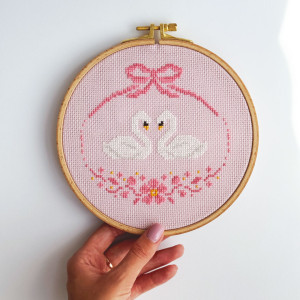  Набор для вышивания Ø160 мм ORNER x Diva Olivka «Лебеди любви» розовый: Фото - ORNER 