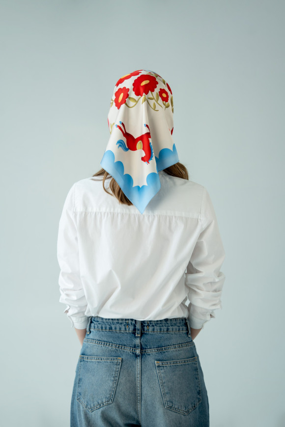  Платок «Дом среди цветов» красный: Фото - ORNER 